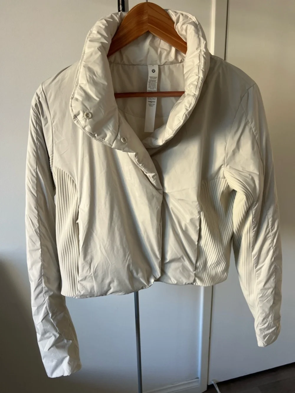 Lululemon Athletica Sleek City Cropped Jacket - Picture 2 of 12